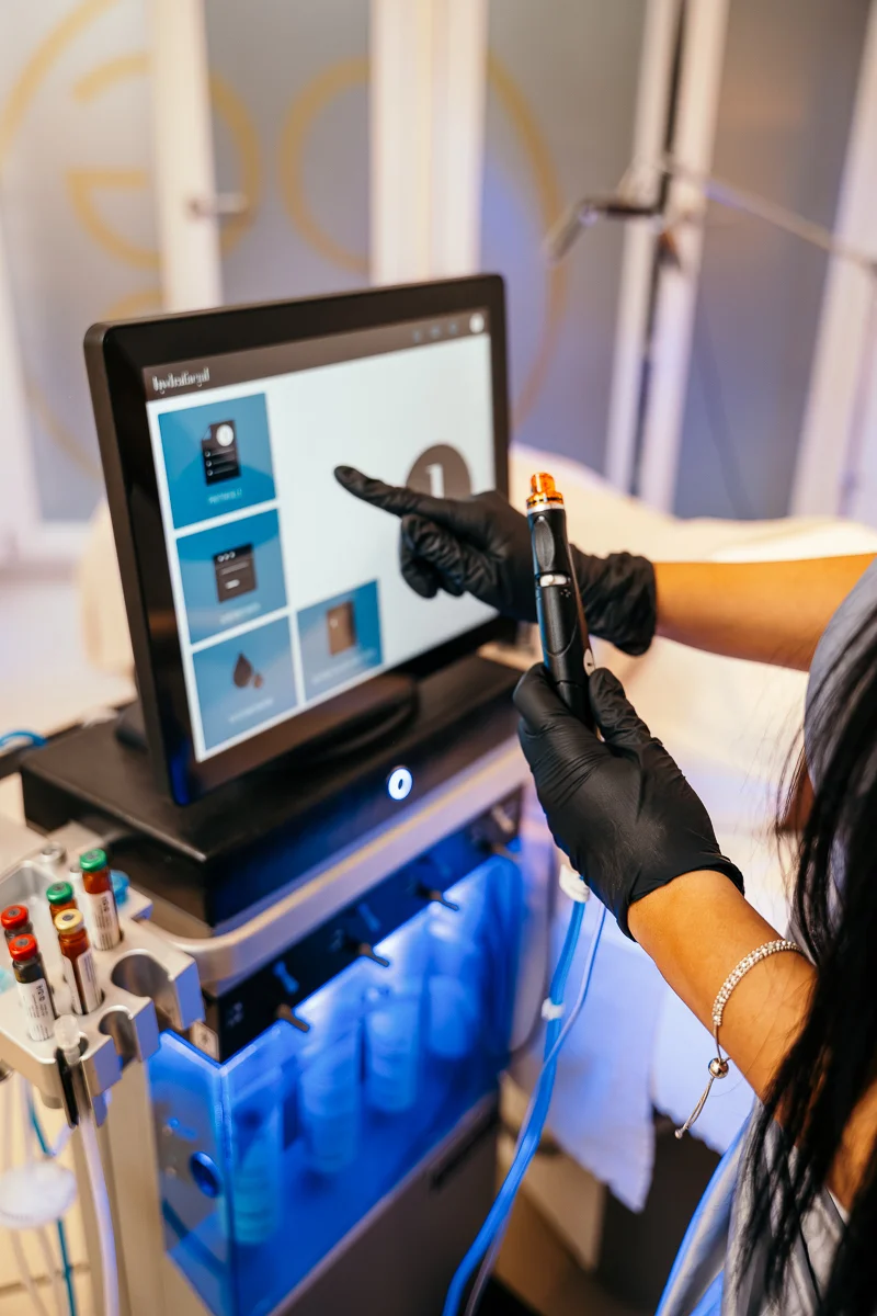 HydraFacial® Gerät mit Wirkstoff-Boostern im Behandlungsraum von CAPEGOLD